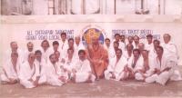 HH Swamiji with volunteers - 1998  (Pic Courtesy ACSYT)